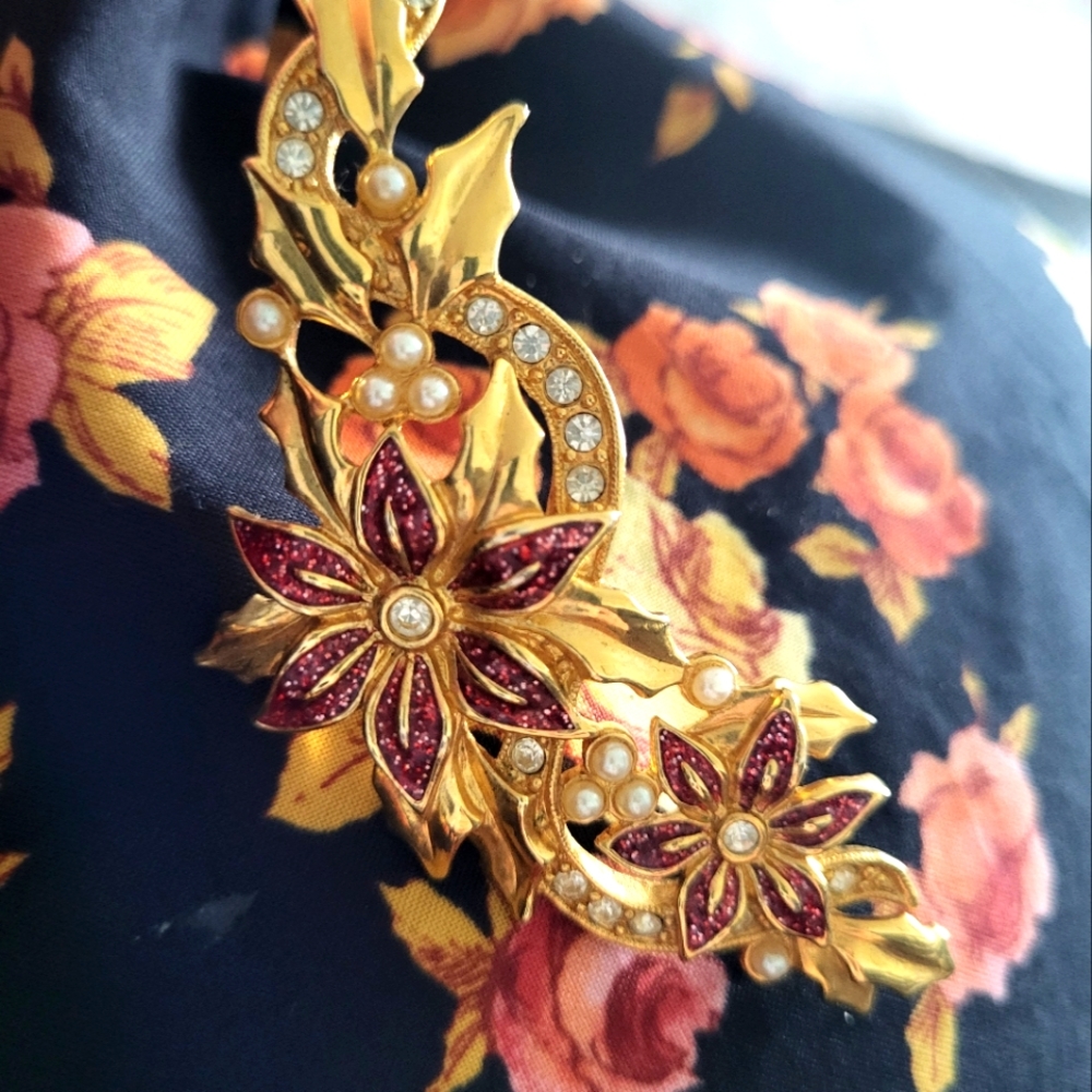 🌟Lot of vintage brooch and heart scarf clip.